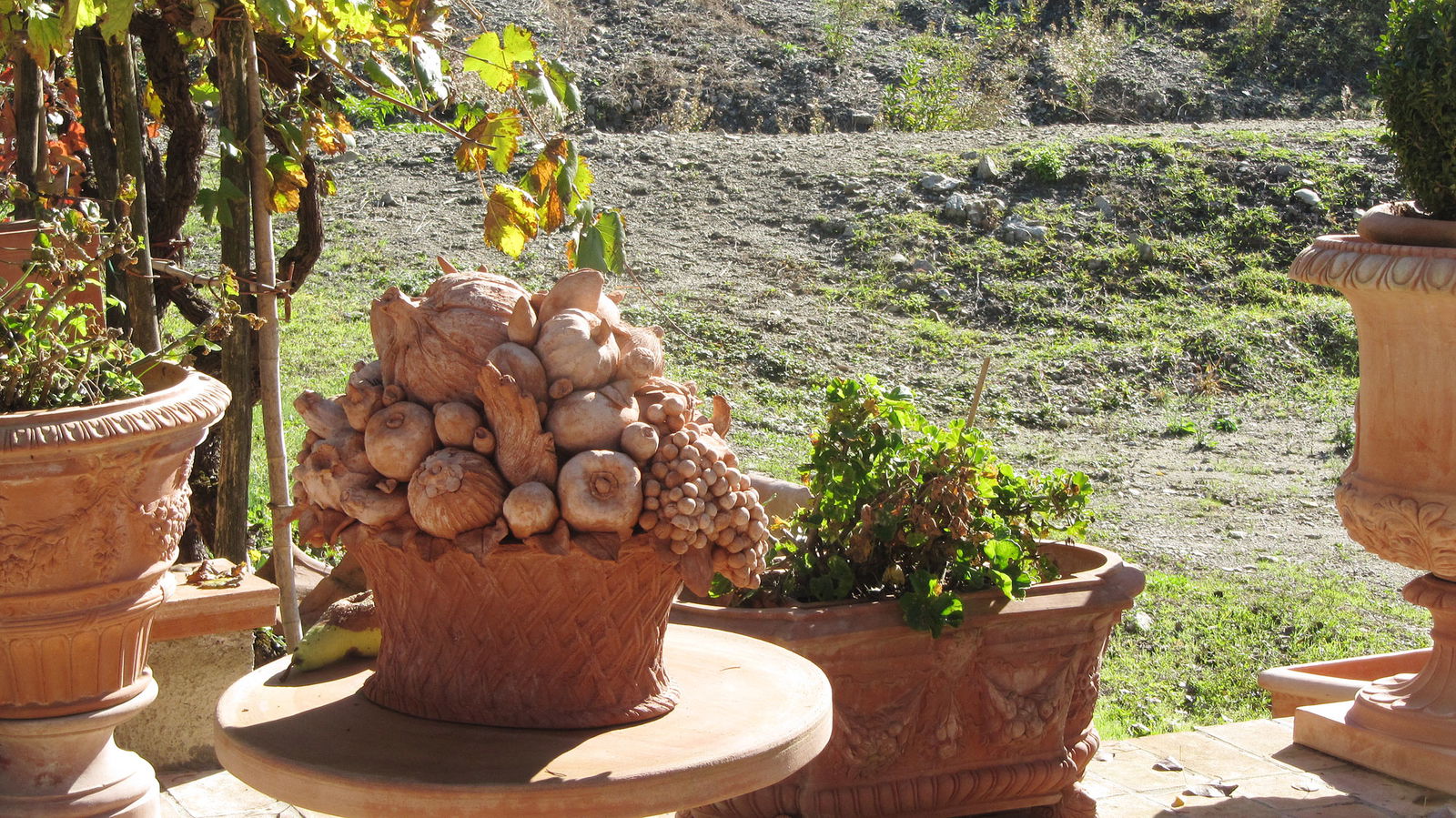 Handcrafted terracotta decorations and vases in Chianti